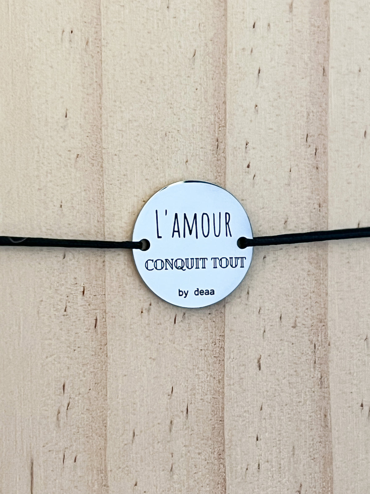 L'Amour Conquérit Tout – Bracelet Médaillon