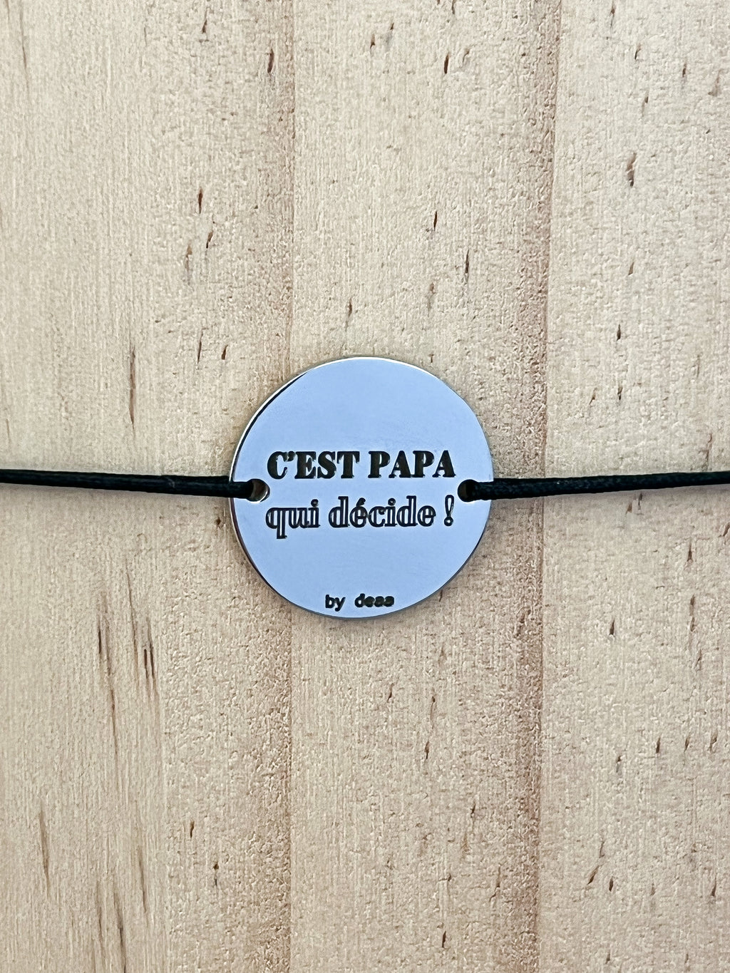 C'est Papa qui Décide – Bracelet Médaillon