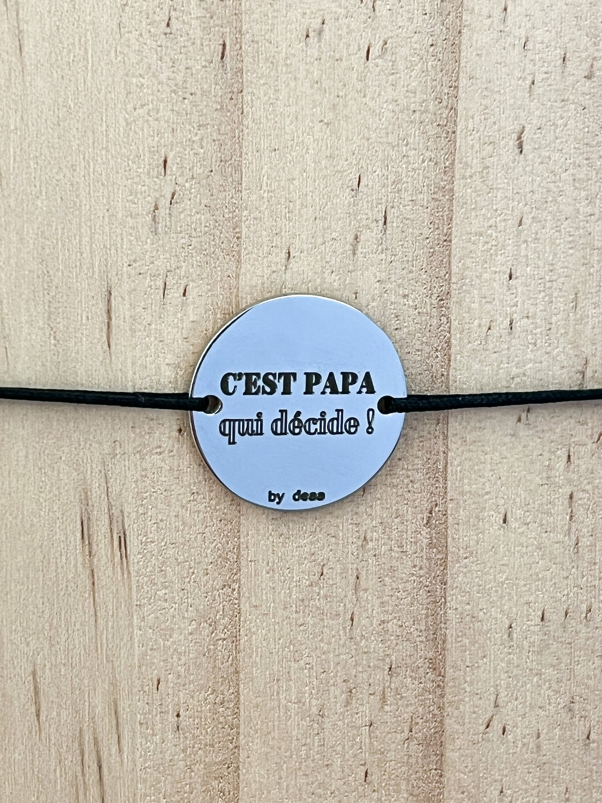 C'est Papa qui Décide – Bracelet Médaillon